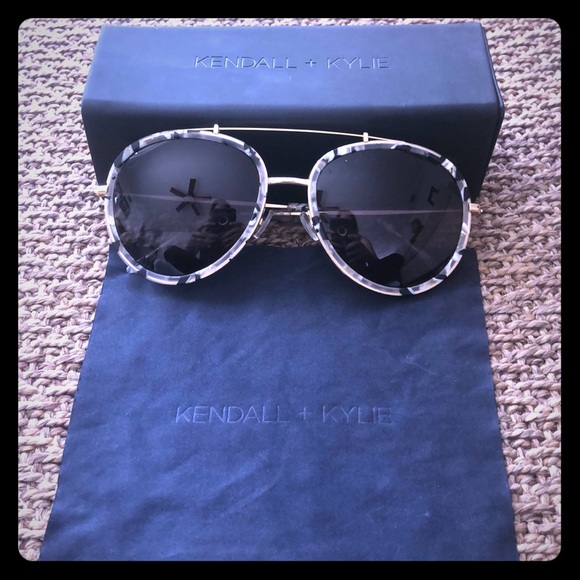 Kendall & Kylie Accessories - Kendall + Kylie aviator sunglasses